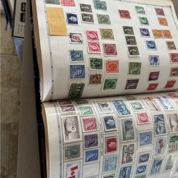 Classic Stamp Collection Album - Picture 6 of 11